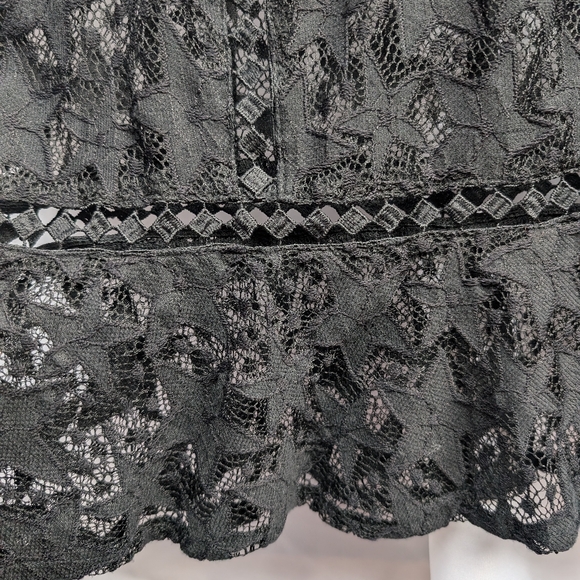 MINKPINK bell sleeve black star lace top - Picture 4 of 7